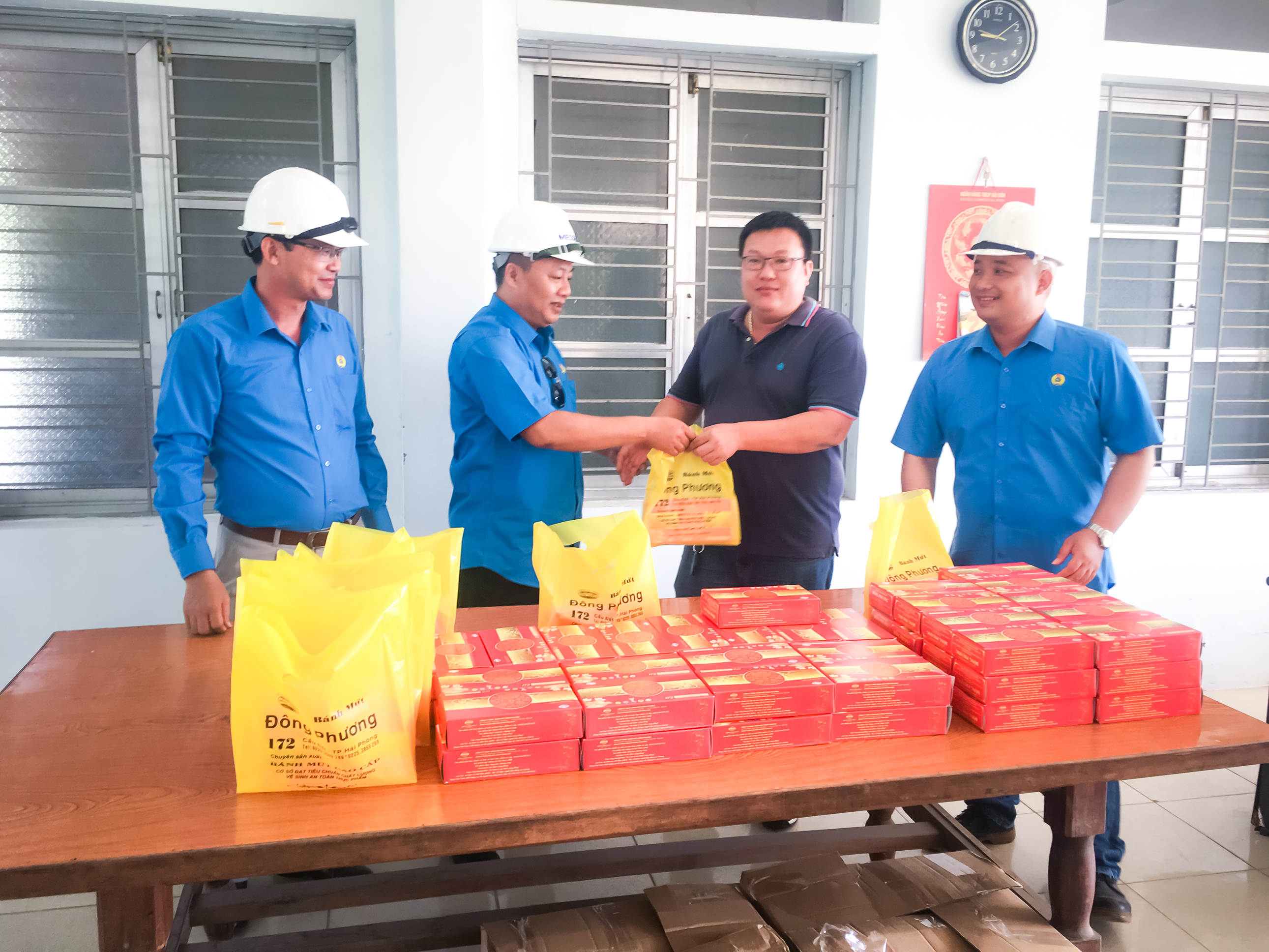 Công đoàn Công ty CP Cơ khí đóng tàu Thủy sản Việt Nam (FSO) tặng quà cho các cháu thiếu niên, nhi đồng con của CBCNV & NLĐ.