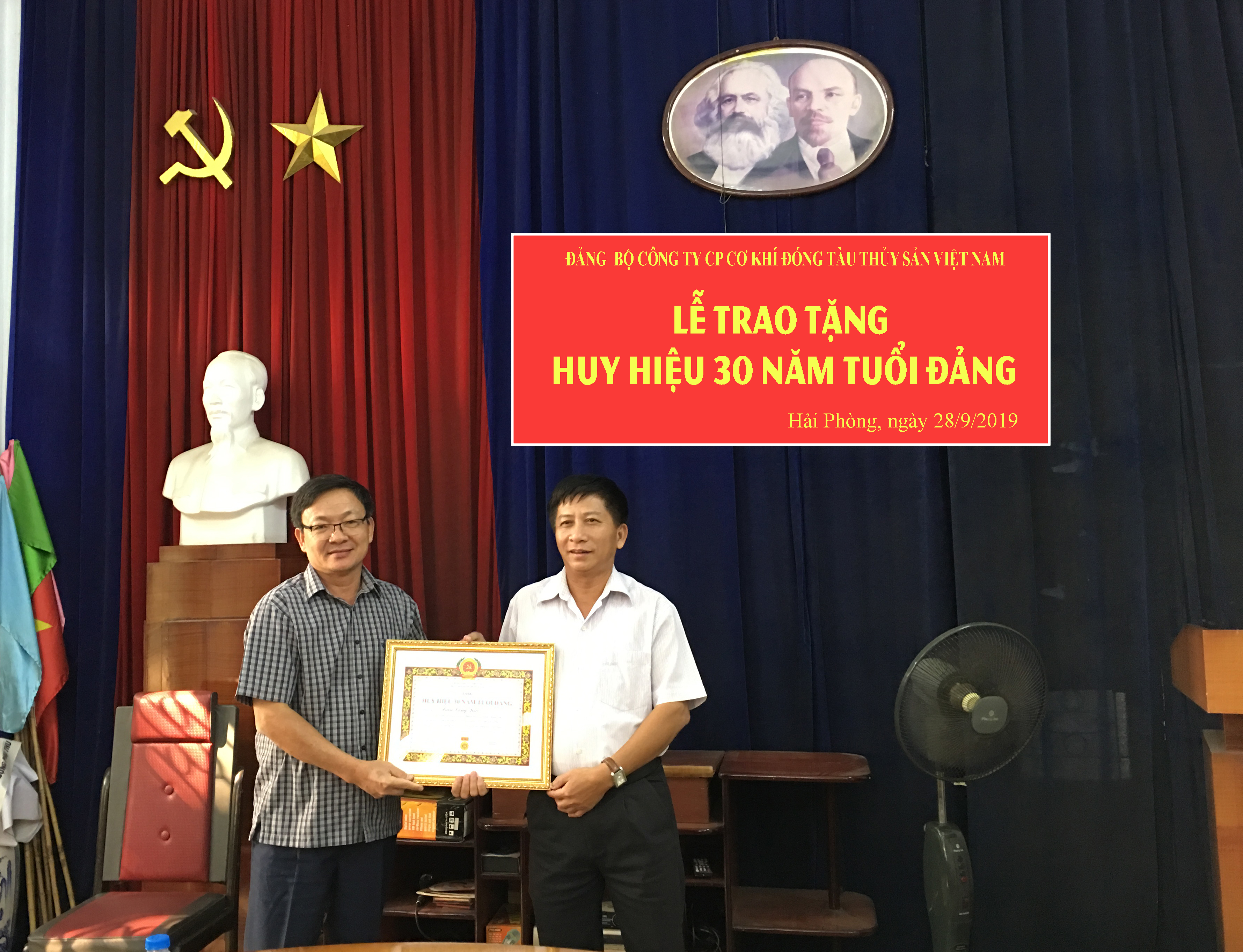Đảng bộ Công ty CP Cơ khí đóng tàu Thủy sản Việt Nam tổ chức Lễ trao tặng Huy hiệu 30 năm tuổi Đảng cho Đảng viên